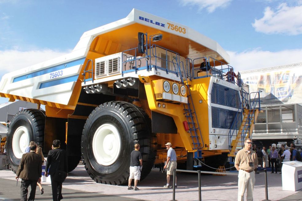 Мощь и инновации: почему современные карьерные самосвалы – это не просто техника