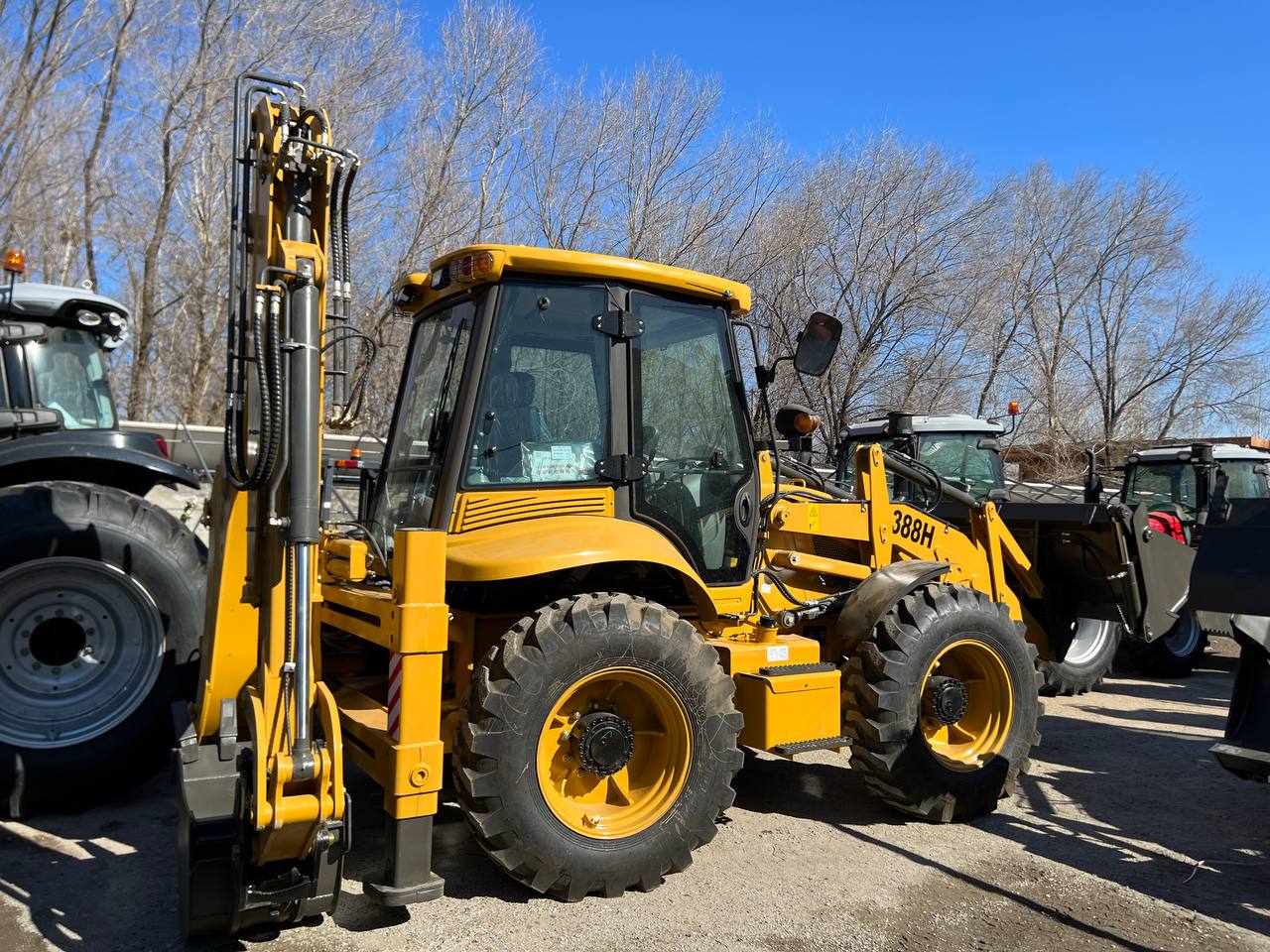 Экскаватор-погрузчик равноколесный  SHANMON 388H комплектация стандарт