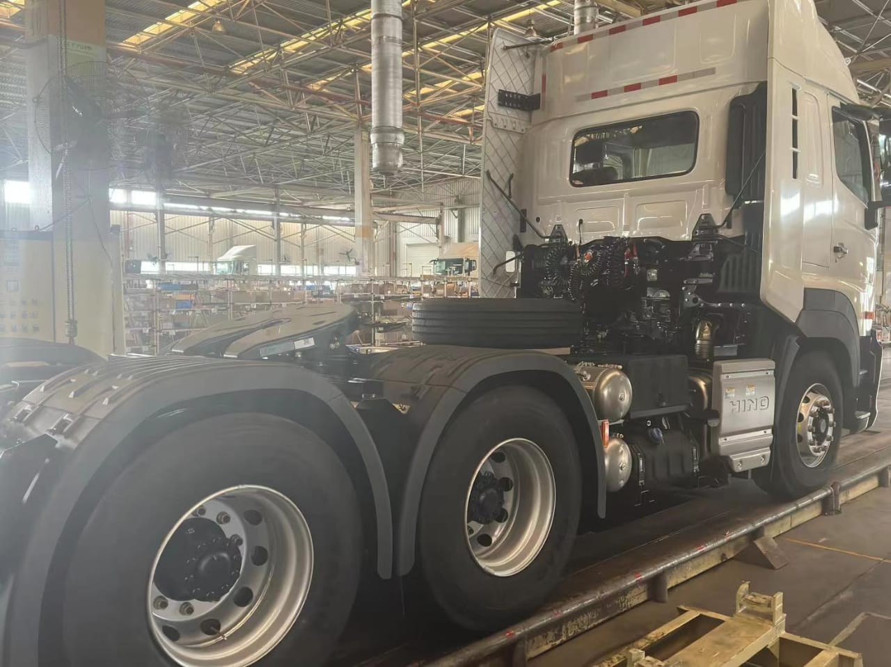 Седельный тягач Hino 700 6х4