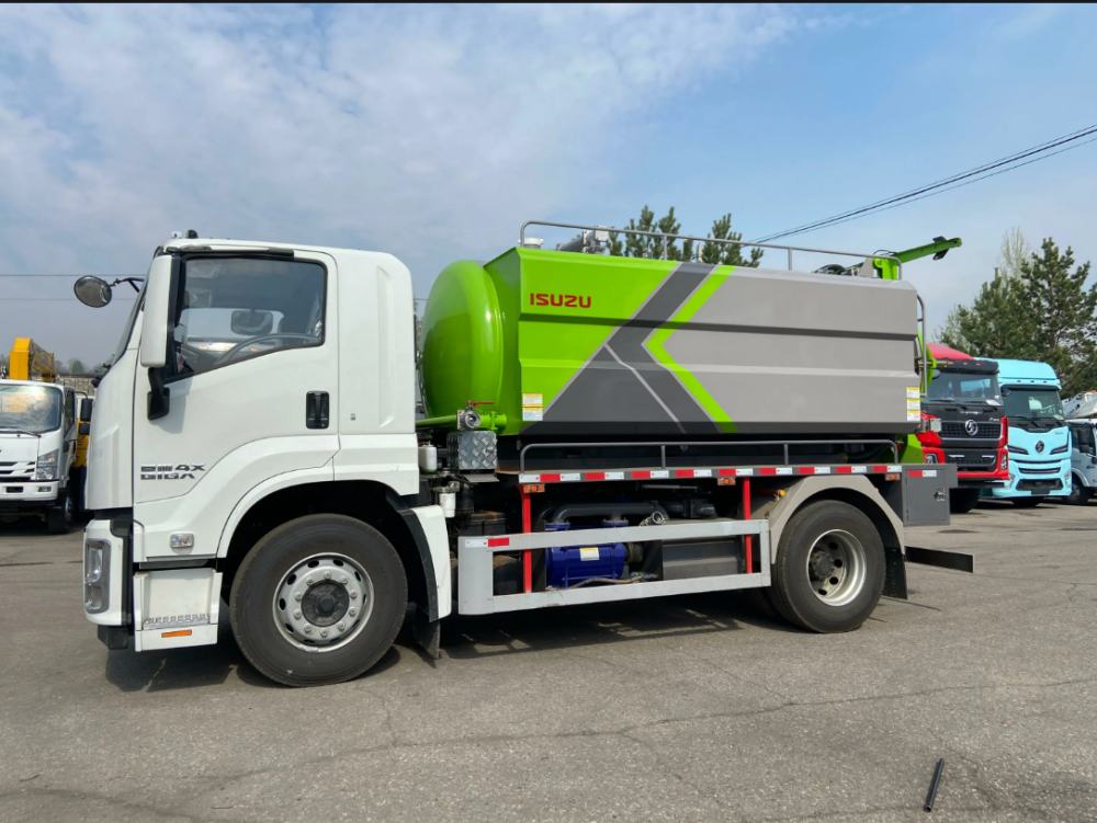 Каналопромывочная (илосос с размывом) машина на шасси ISUZU 4x2