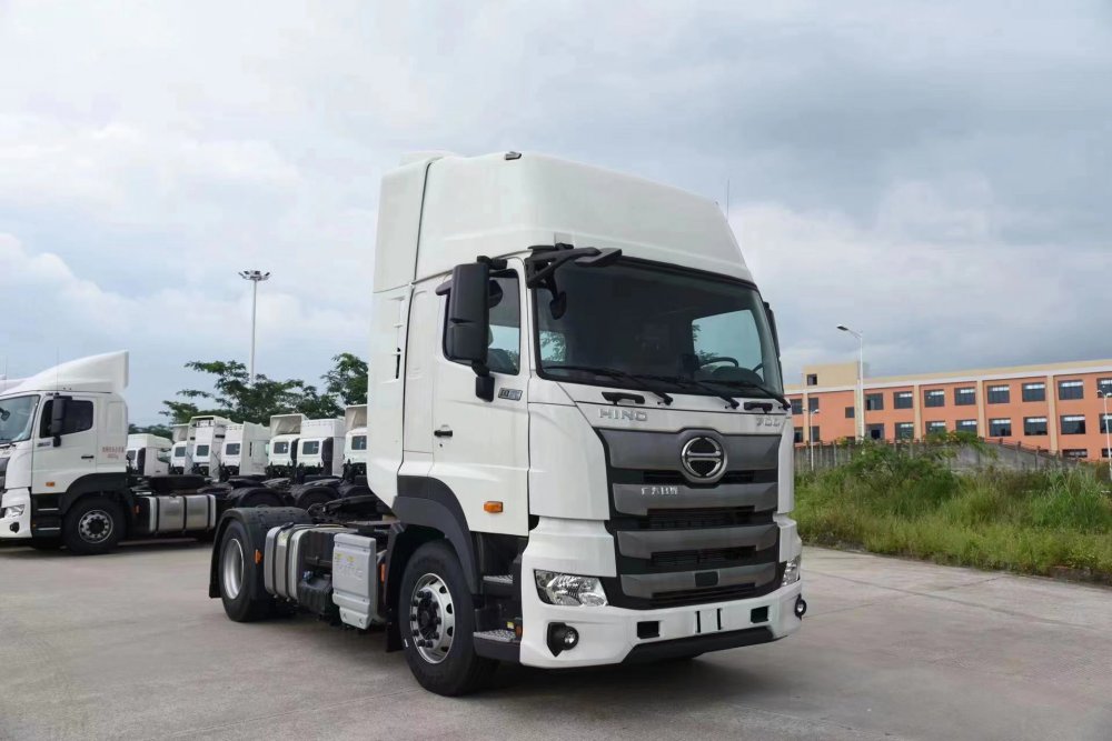 Седельный тягач Hino 700 4х2