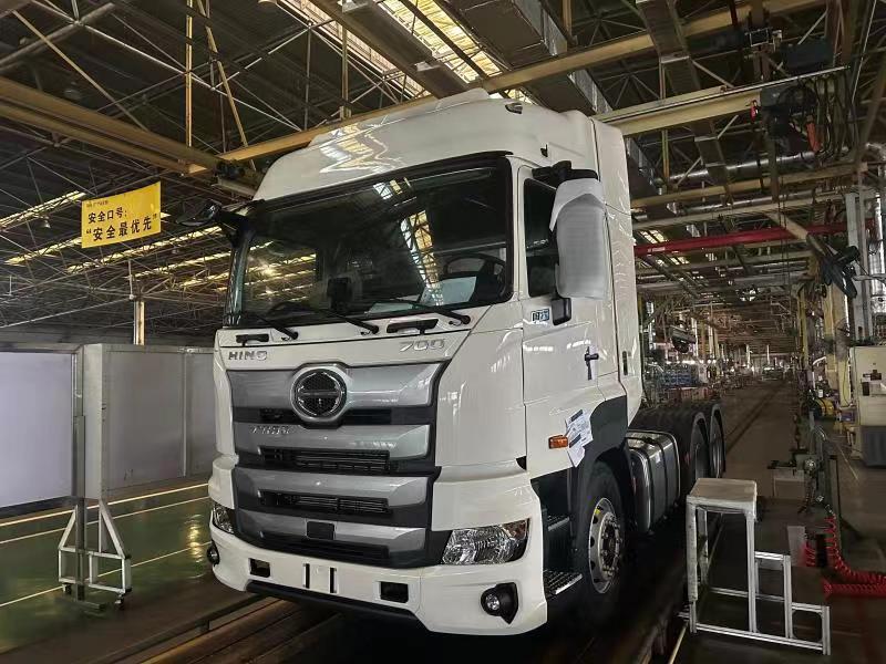 Седельный тягач Hino 700 6х4