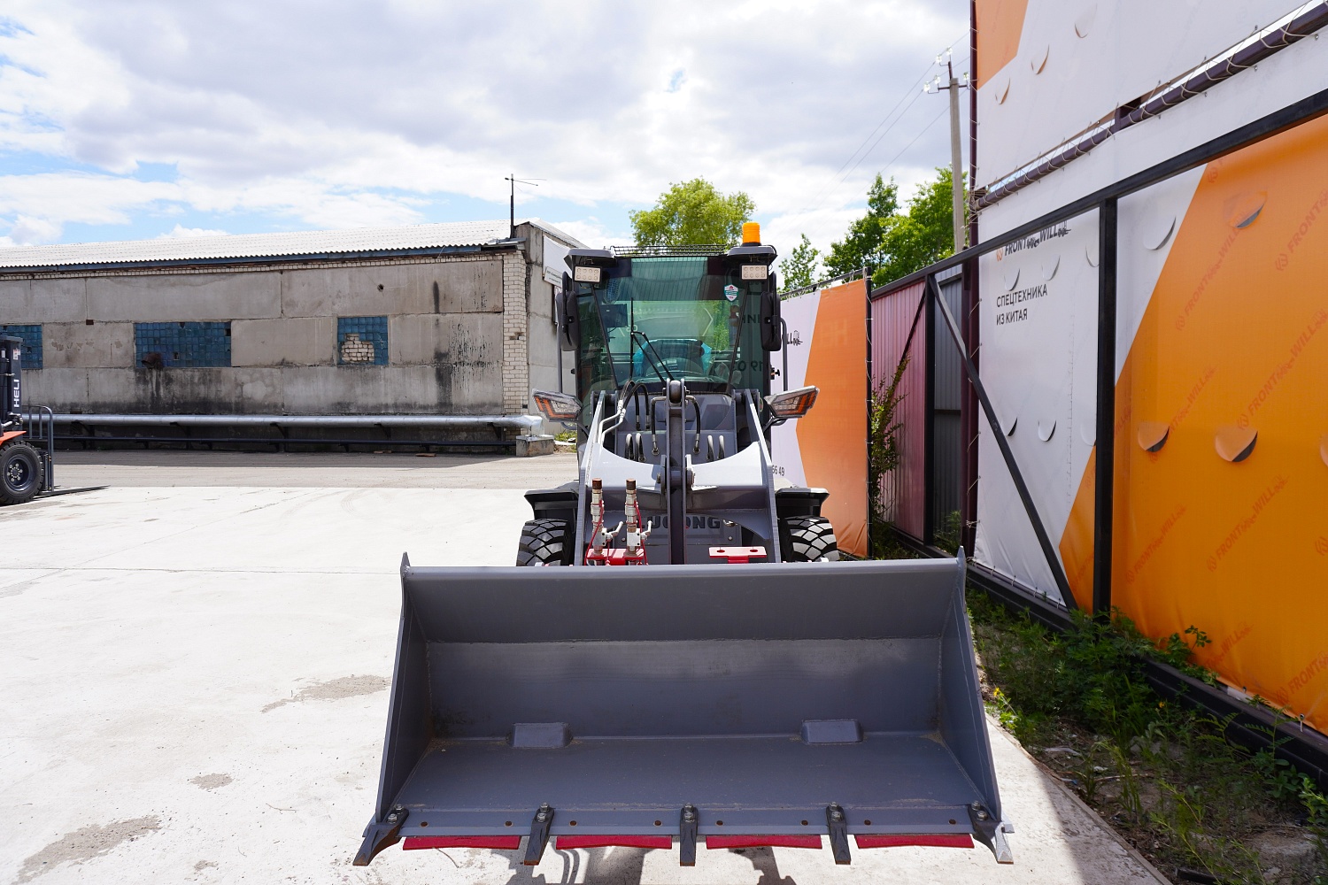 Фронтальный погрузчик Lugong T916: компактное решение для сложных задач