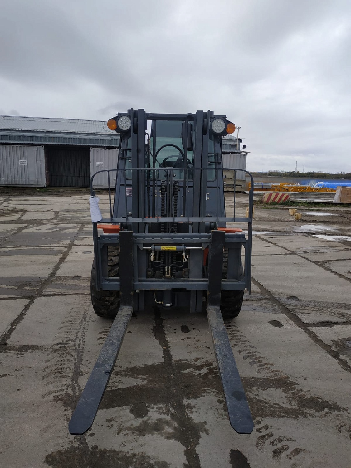 Поставка полноприводного вилочного погрузчика HELI CPCD35