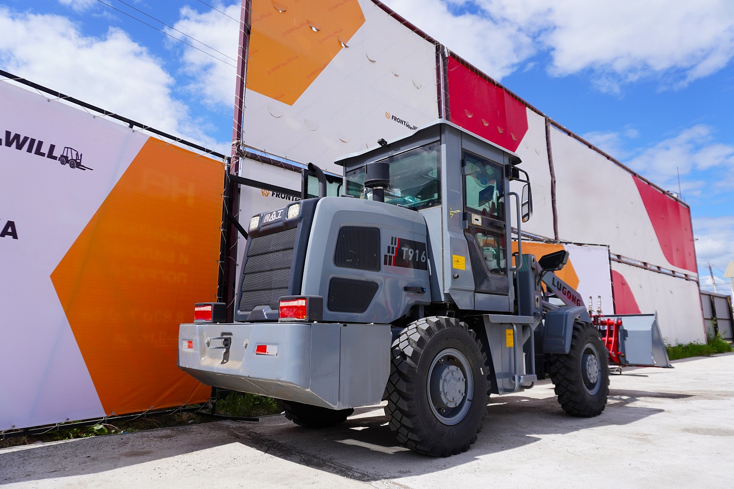 Фронтальный погрузчик Lugong T916: компактное решение для сложных задач