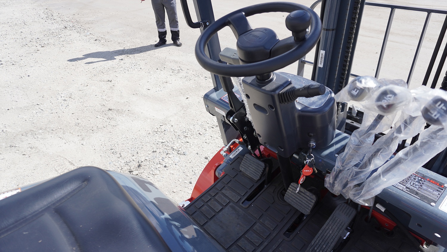 Вилочный погрузчик Heli CPCD15: компактный труженик для современных складов