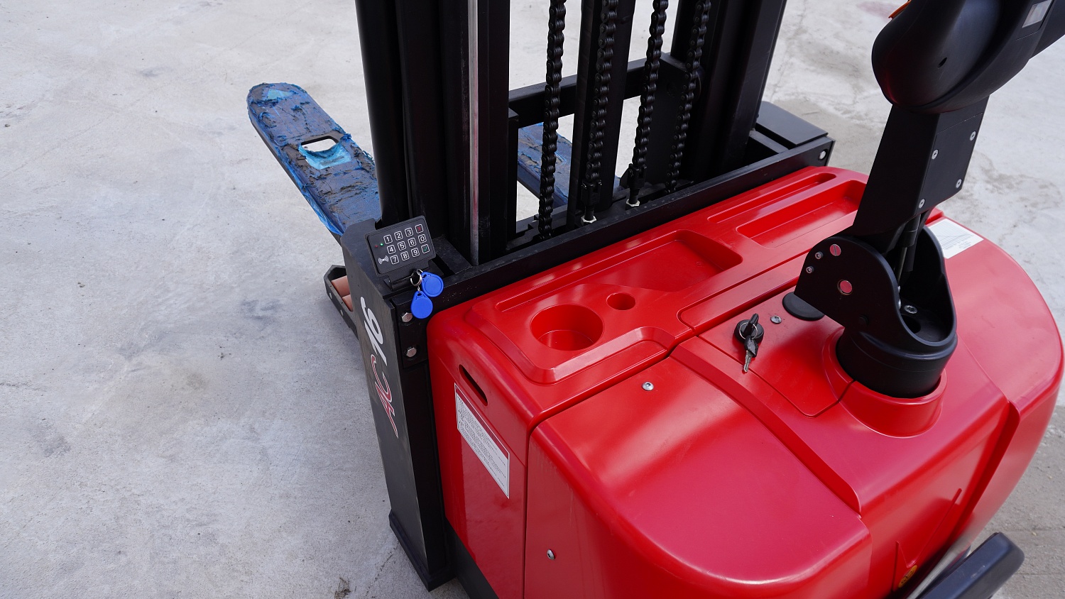 Электрические штабелеры: революция в складской логистике