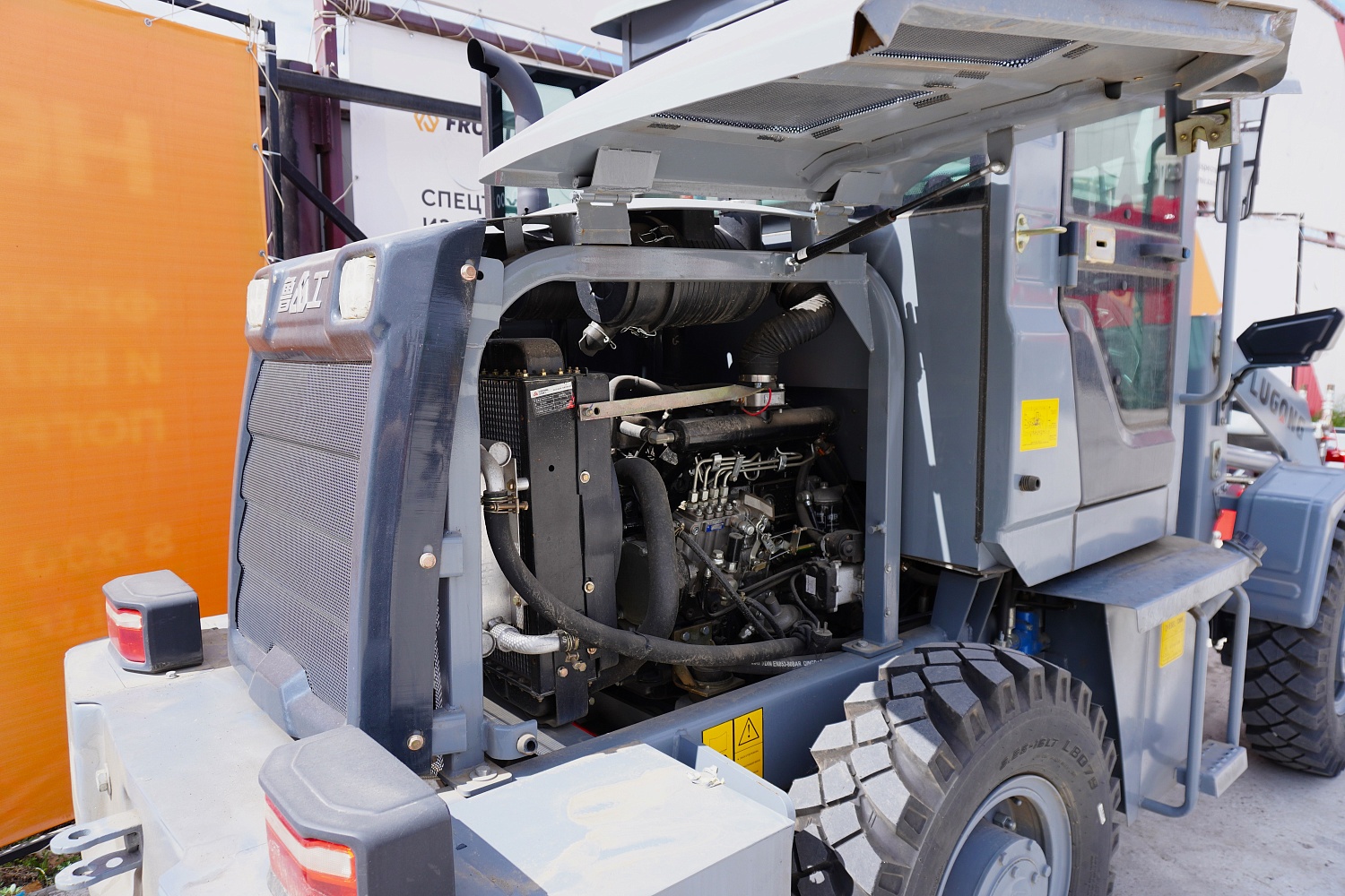 Фронтальный погрузчик Lugong T916: компактное решение для сложных задач