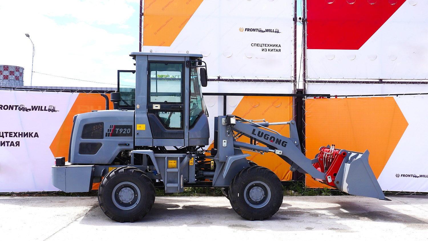 Фронтальный погрузчик Lugong T920: надежный помощник для строительных и складских работ