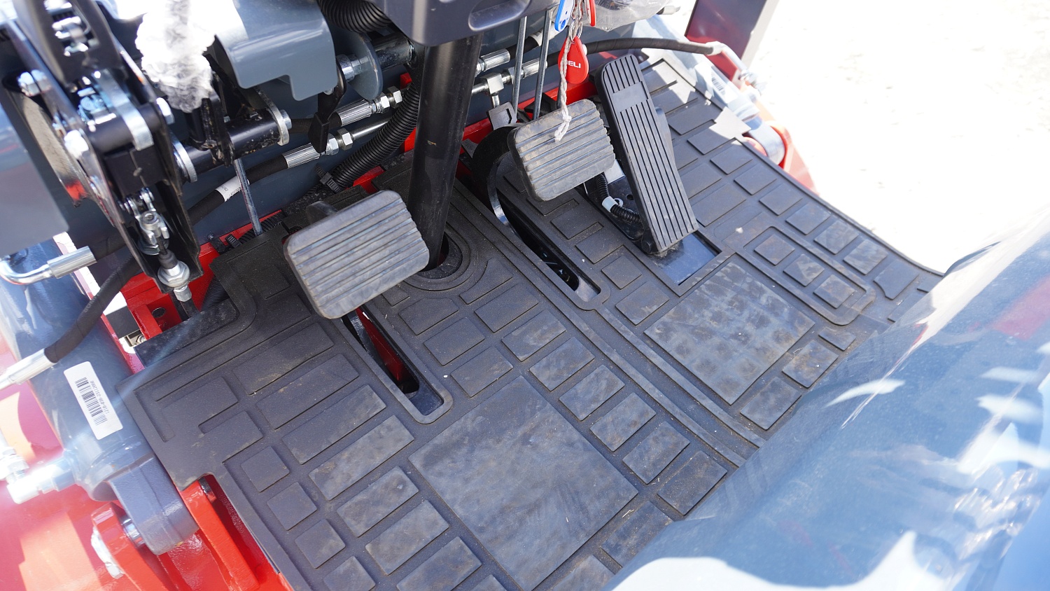 Вилочный погрузчик Heli CPCD15: компактный труженик для современных складов