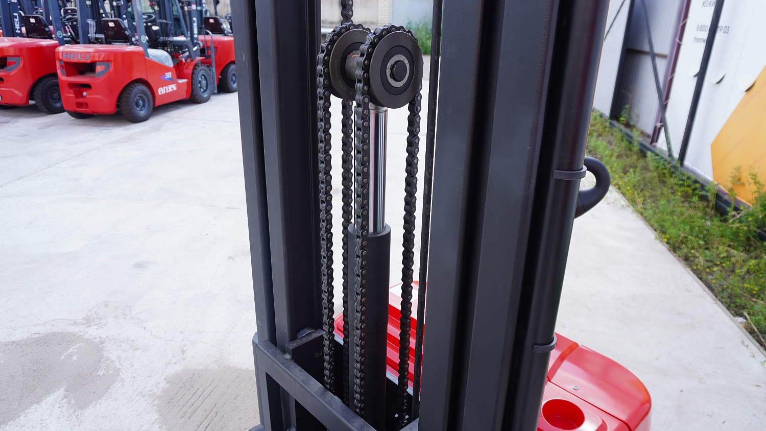 Электрические штабелеры: революция в складской логистике