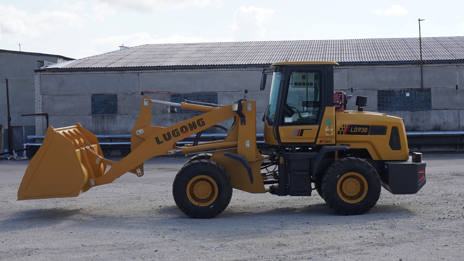 Фронтальный погрузчик Lugong LG938: универсальный помощник для российских реалий