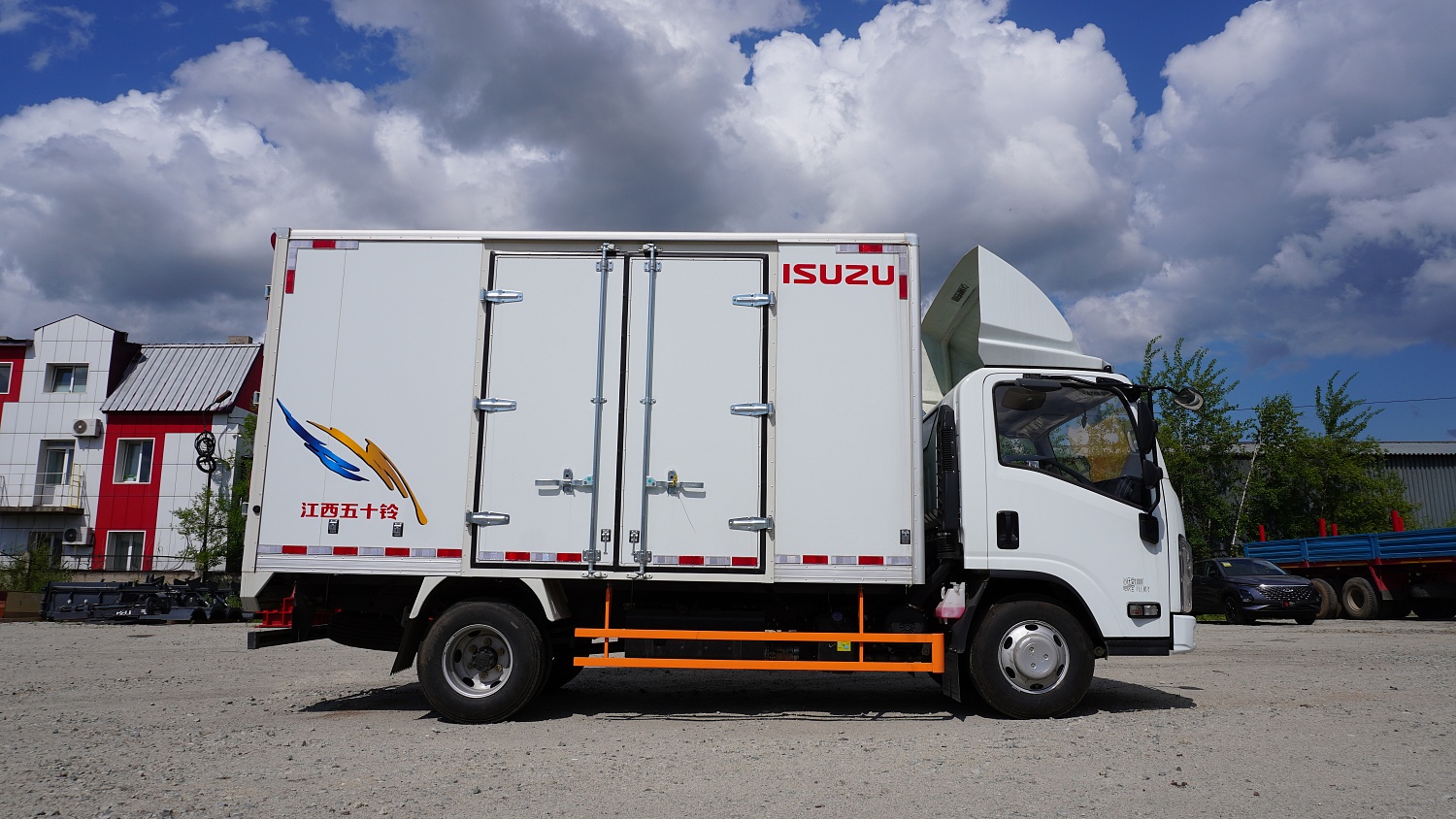 Фургоны Isuzu: надежность, универсальность и экологичность