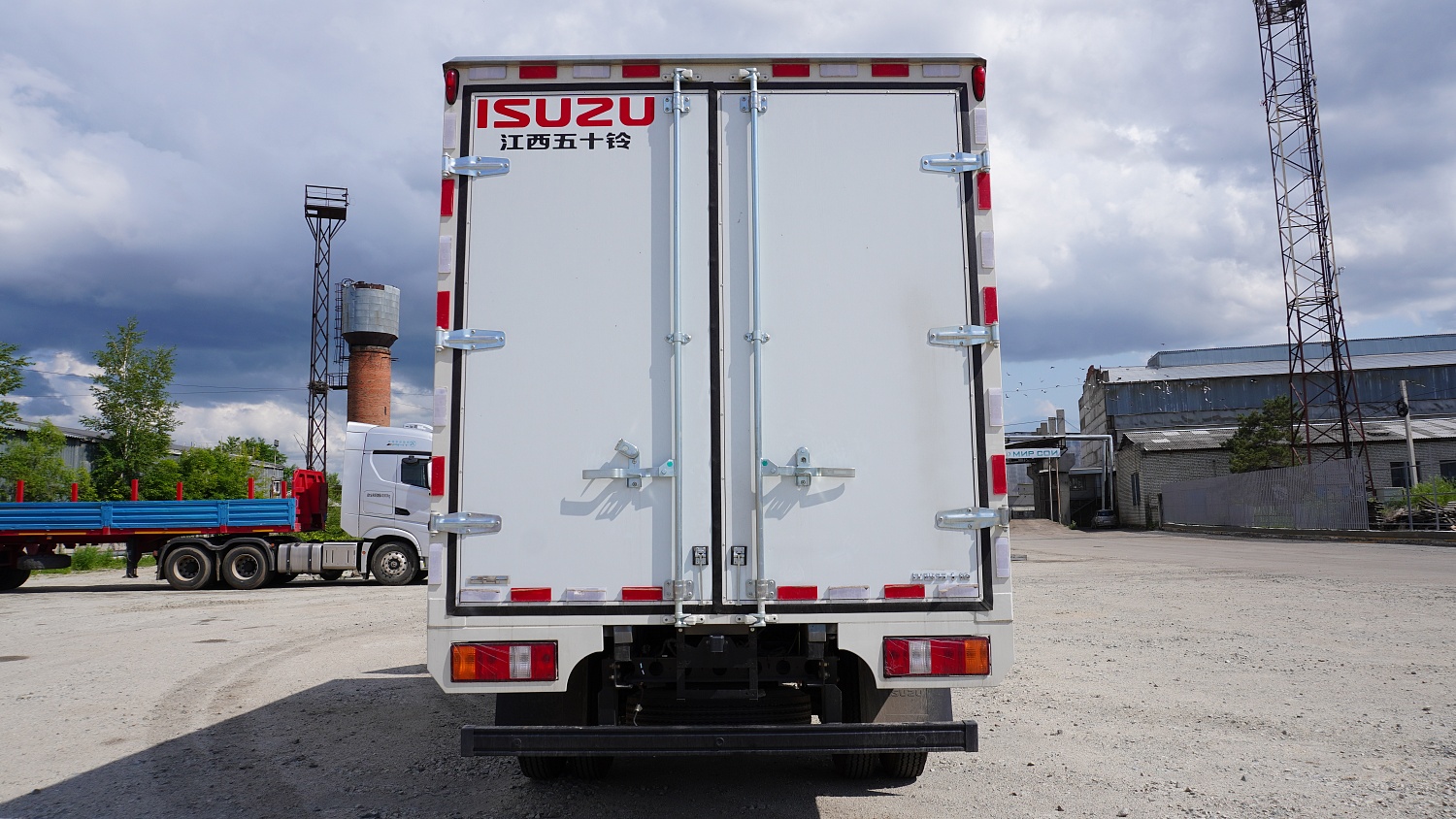 Фургоны Isuzu: надежность, универсальность и экологичность