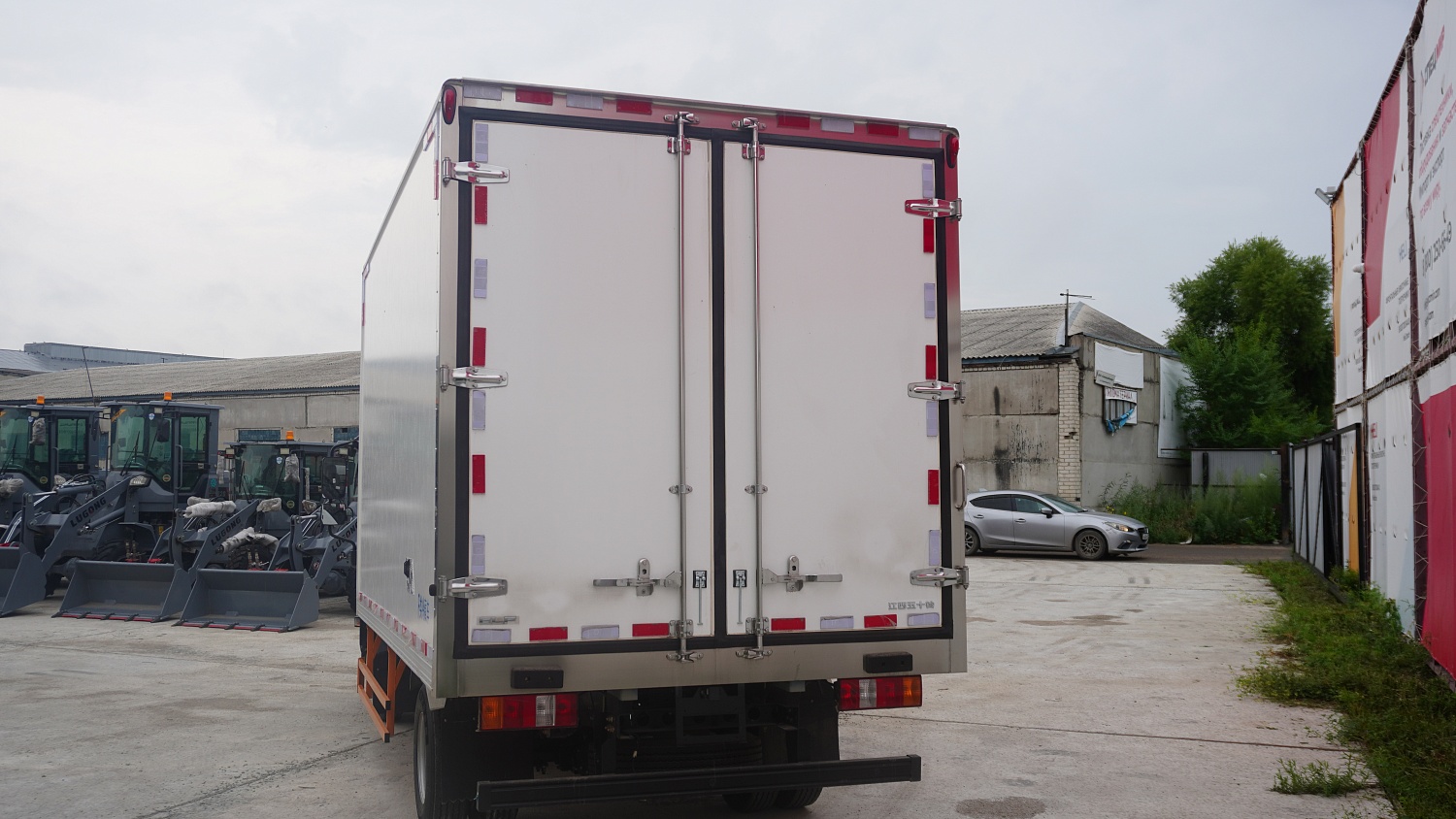 Фургон-рефрижератор Isuzu Yifang EC7: надежный партнер для перевозки скоропортящихся грузов