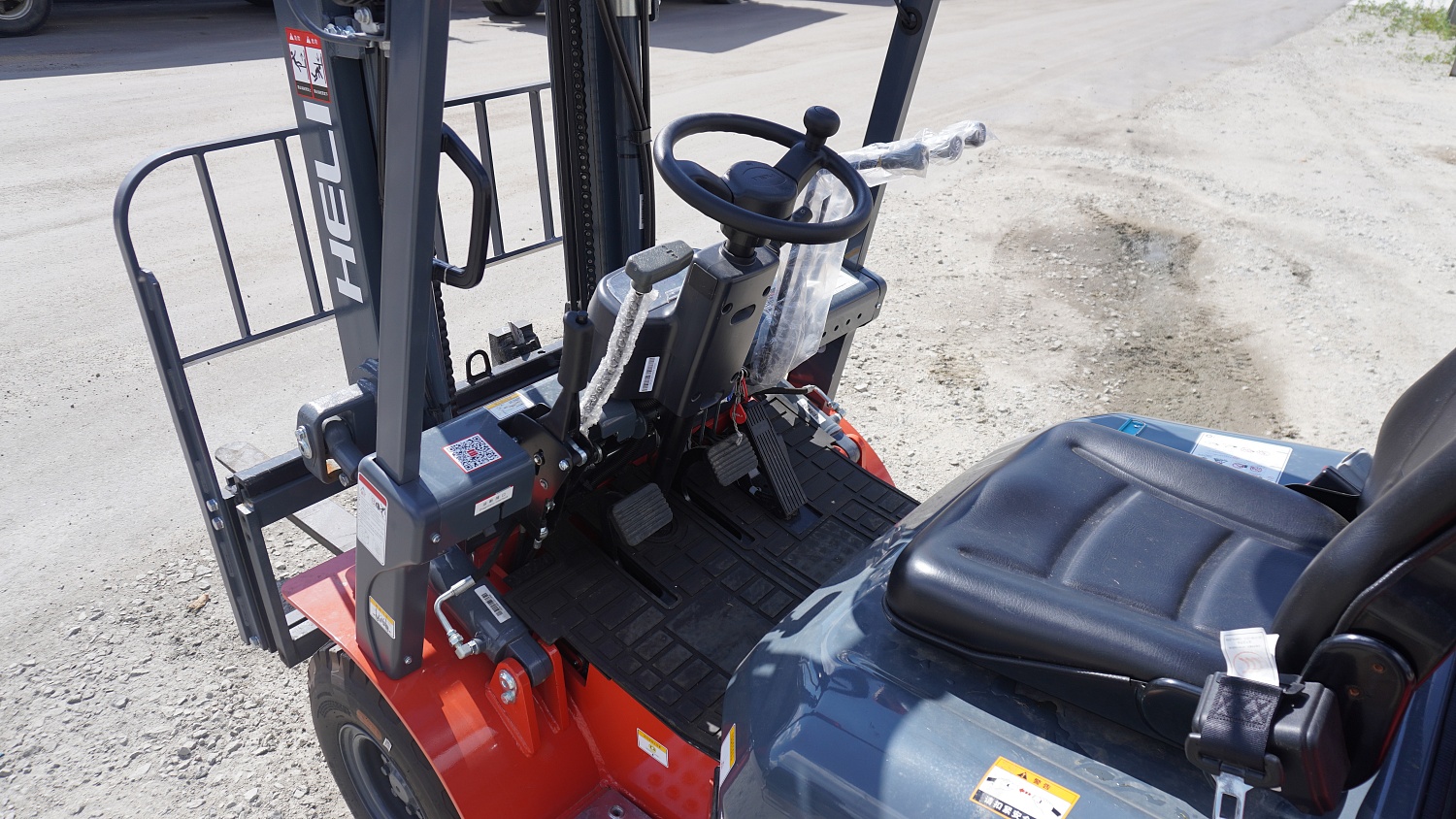 Вилочный погрузчик Heli CPCD15: компактный труженик для современных складов