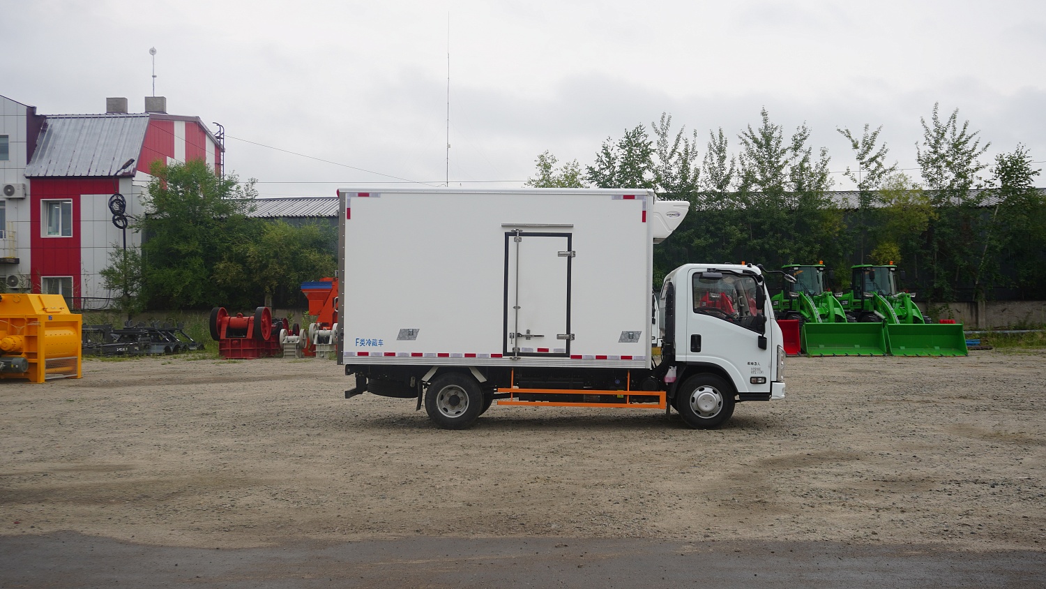 Фургон-рефрижератор Isuzu Yifang EC7: надежный партнер для перевозки скоропортящихся грузов