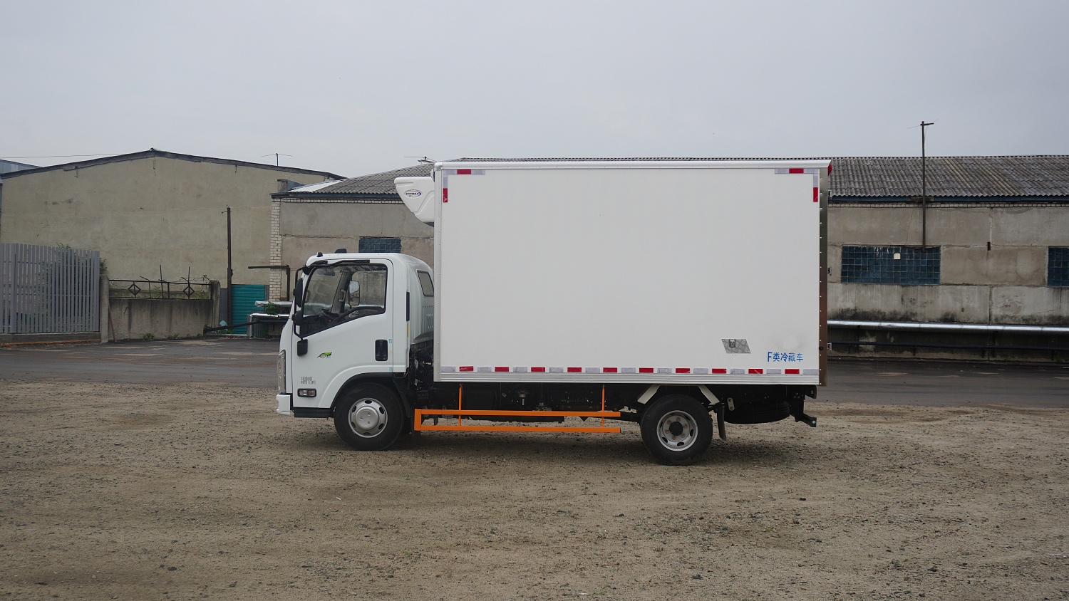 Фургон-рефрижератор Isuzu Yifang EC7: надежный партнер для перевозки скоропортящихся грузов