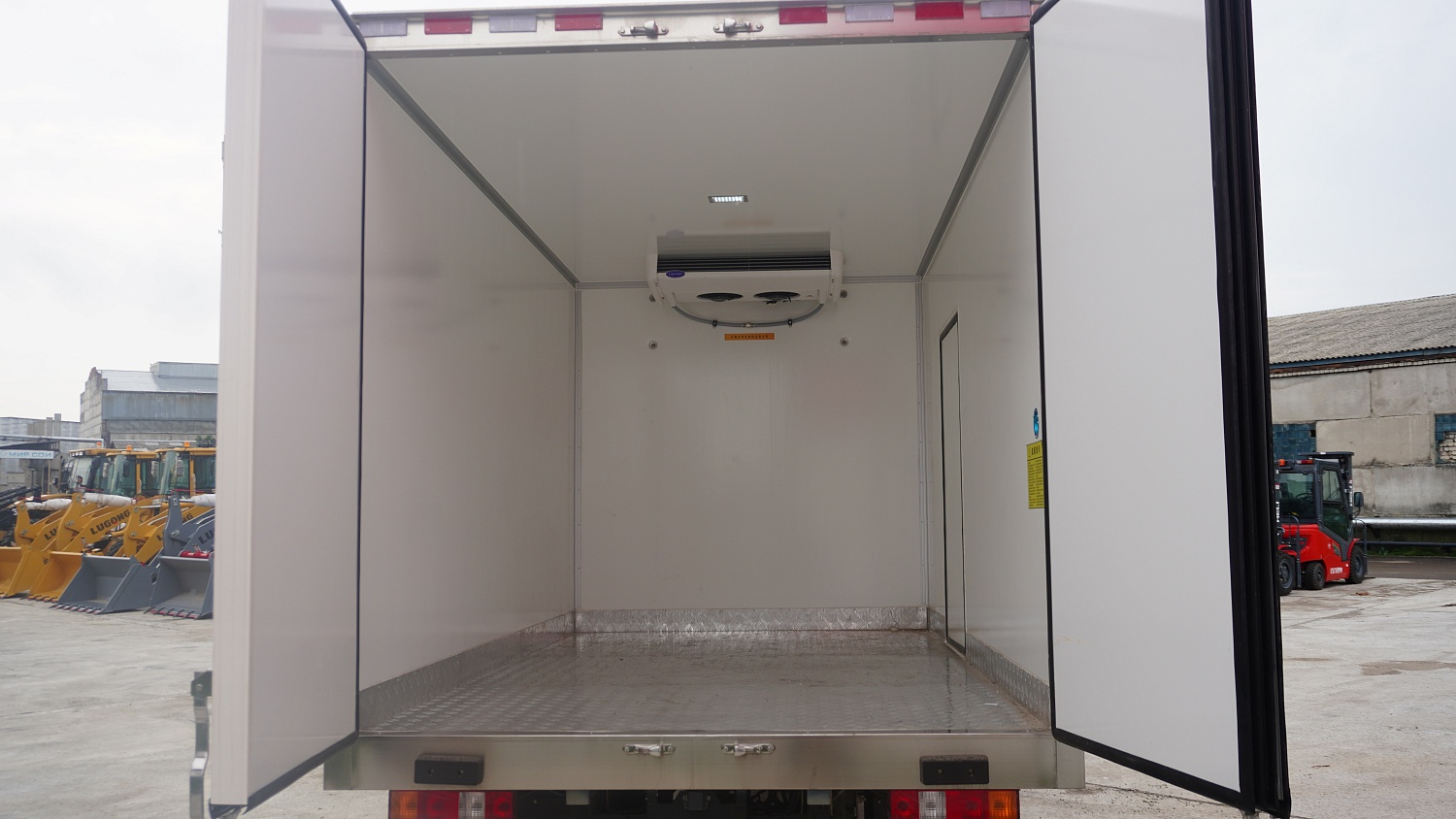 Фургон-рефрижератор Isuzu Yifang EC7: надежный партнер для перевозки скоропортящихся грузов